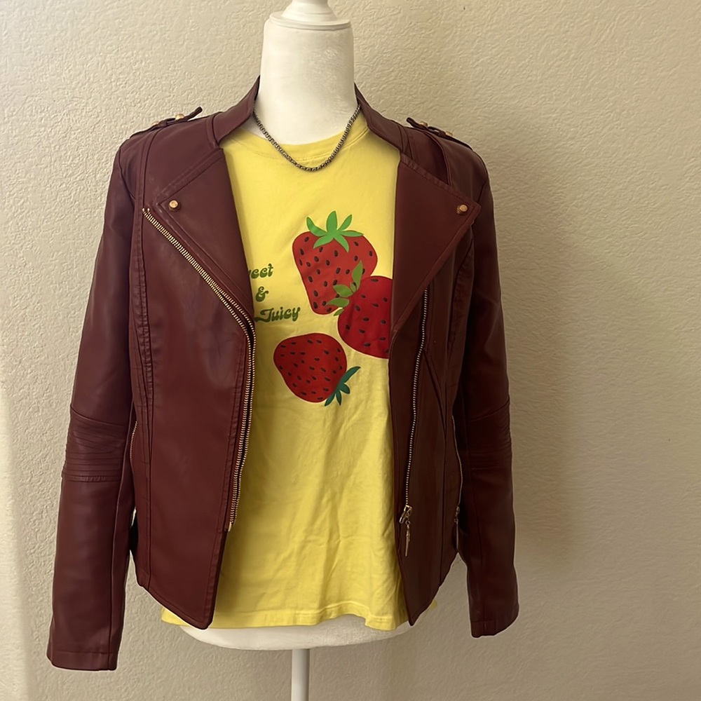 Never been worn sweet and juicy T-shirt from forever 21. Size small yellow